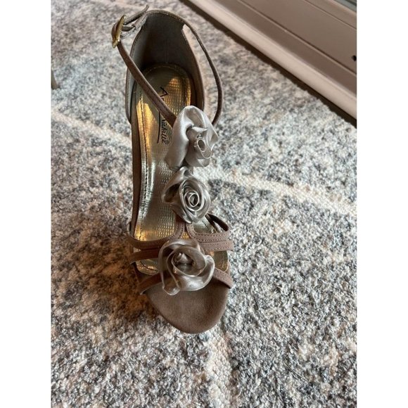 Taupe Rosette Heels - Size 8 - Picture 6 of 7